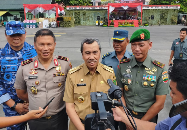 Gubernur Riau (Gubri) Syamsuar saat menghadiri syukuran Hari Juang TNI AD, Selasa (17/12/2019) di lapangan Apel Makorem 031/WB Pekanbaru.