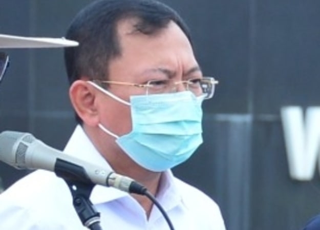 Menteri Kesehatan Terawan memakai masker saat mendampingi Menteri Pertahanan Prabowo Subianto terima alat kesehatan dari China. Foto: Dok. TNI AU