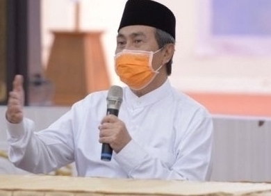 Gubernur Riau.