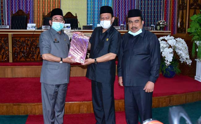 Plh Bupati Bengkalis H Bustami HY menyerahkan nota APBD Perubahan 2020 kepada Ketua DPRD Bengkalis H Khairum Umam.