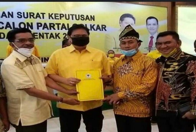 Said Arif Fadilah dan Sujarwo menerima SK dari Ketua Umum DPP Golkar Airlangga Hartanto di Jakarta, Minggu (12/7/2020). Foto: Riaupos