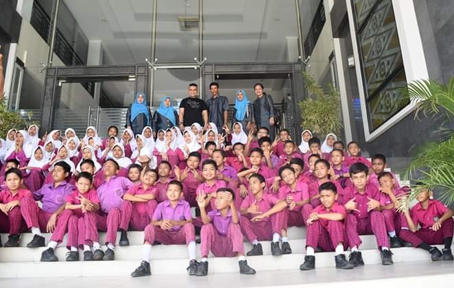 Para siswa foto bersama di kantor DPRD Pekanbaru.