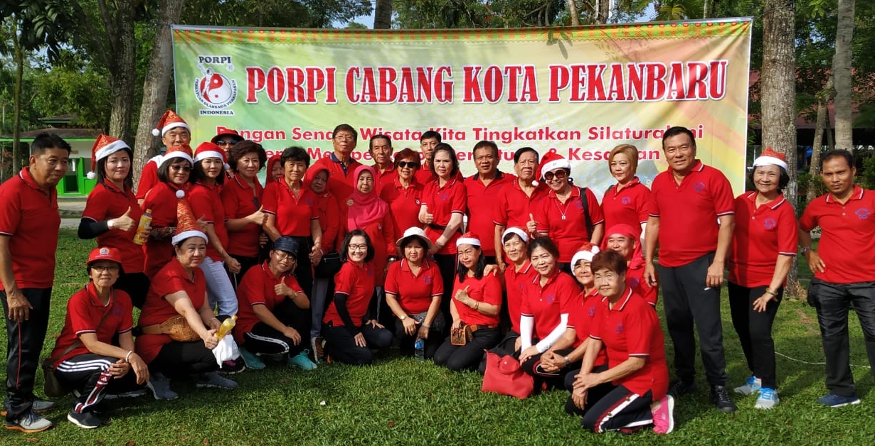 Ketua Dewan Perwakilan Daerah PORPI Riau Dra H Murnis Ismet foto bersama pengurus PORPI Pekanbaru