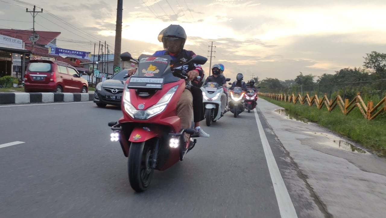 Capella bersama komunitas Honda PCX Club Indonesia berbagi ke panti asuhan di Pekanbaru (foto/ist)