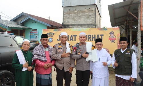 Kapolres Pelalawan, AKBP Suwinto bersama tokoh masyarakat Pangkalan Kerinci Timur saat kegiatan Jumat Curhat.(foto: andi/halloriau.com)