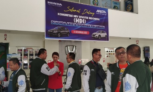 Para member HDI singgah ke Honda Arista Sudirman Pekanbaru dalam event Touring Lintas Sumatera akhir tahun.(foto: rico/halloriau.com)