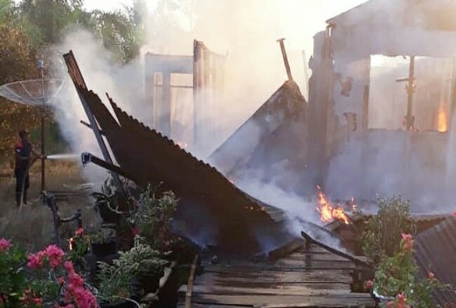 Rumah warga Inhu ludes terbakat.