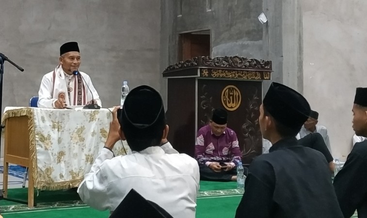 Ayat Cahyadi berceramah tentang maulid Nabi di Masjid Al Akram, Kelurahan Rumbai Bukit, Rumbai Barat (foto/ist)