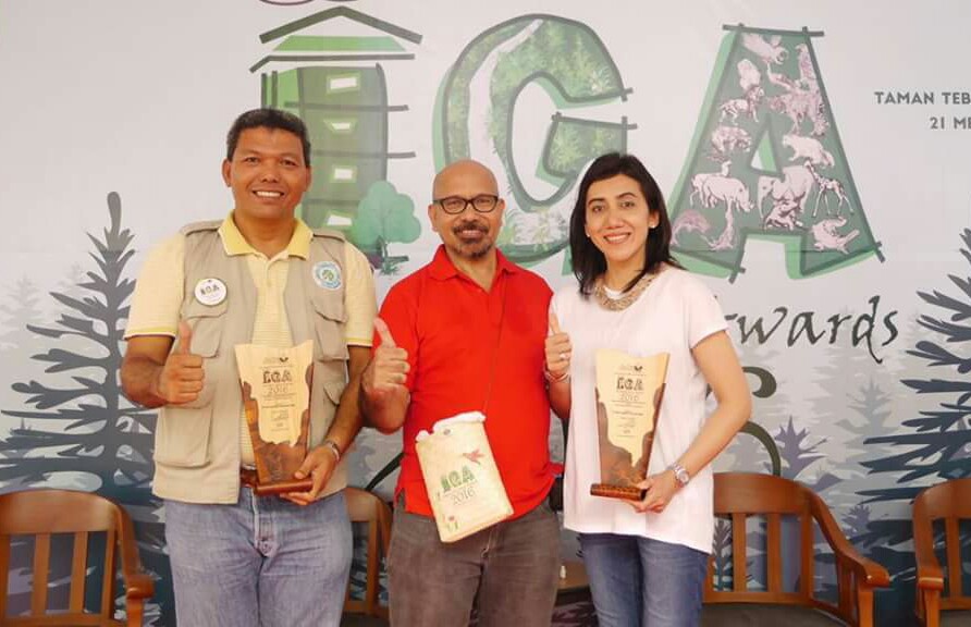 Manajer FFVP RAPP, Sailal Arimi dan Sustainability Head APRIL, Dian Novarina menerima Indonesia Green Awards 2016 yang diserahkan oleh Latofi dari The La Tofi School Of CSR. 