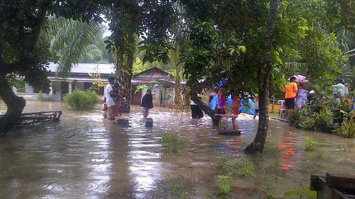 Ratusan kepala keluarga yang terdampak banjir di Kampung Tuah Indrapura, Bungaraya (foto/tribun)