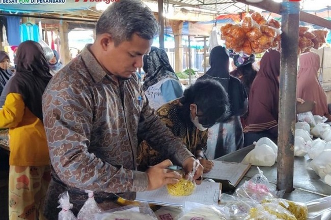 Tim Balai Besar POM Pekanbaru menggelar operasi pasar di Bulan Ramadhan 1444 hijrah di Pasar Lima Puluh Pekanbaru.

