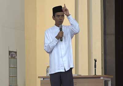 Ustadz Abdul Somad sedang menyampaikan Tausiyah dalam Tabligh Akbar di Masjid Al-Jami’ah UIN Suska Riau. FOTO: Nurul Husna