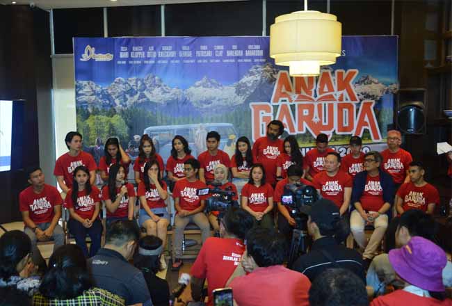 Jajaran pemain dan kru film Anak Garuda pada saat Press Conference di Epicentrum, Kuningan, Jakarta Selatan (13/1/2020).