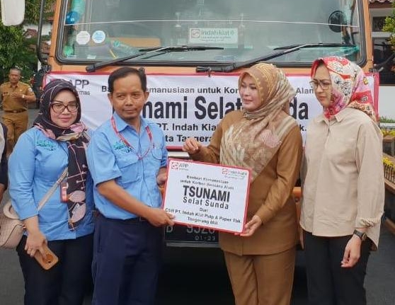 (Kanan ke Kiri) Walikota Tangerang Selatan Airin Rachmi Diany, Bupati Pandeglang Irna Narulita, dan Head of Sustainability IKPP – Tangerang Mills Kholisul Fatikhin saat penyerahan bantuan untuk korban tsunami Selat Sunda.