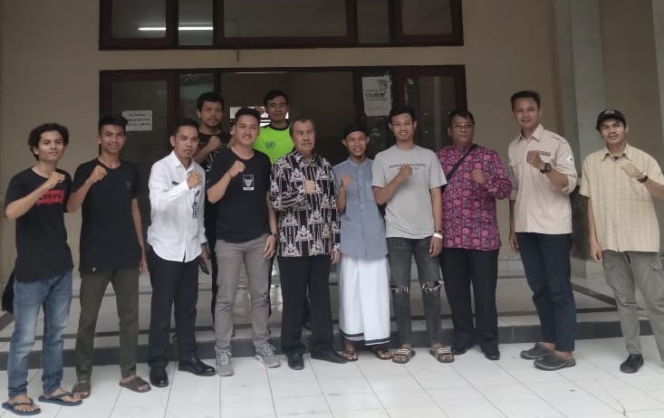 Gubernur Riau Syamsuar foto bersama para mahasiswa.