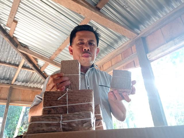 Jamaluddin tunjukan hasil produk gula aren yang dihasilkan petani aren di Desa RTB.