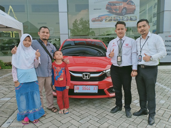 Konsumen Honda Brio Satya di showroom HSH Pekanbaru
