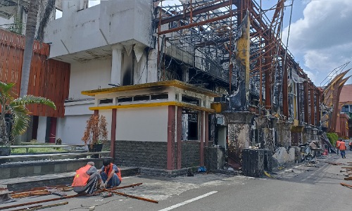 Proses pembongkaran MPP Pekanbaru yang terbakar beberapa waktu lalu.(foto: rahmat/halloriau.com)