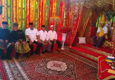Kedatangan Gubernur Riau, Drs H Syamsuar MSi dikota Bagansiapiapi disambut dengan Tepuk Tepung Tawar.