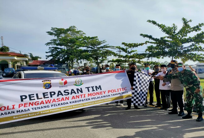 Wabup Pelalawan Drs H. Zardewan bersama Kapolres Pelalawan AKBP Indra Widjatmiko melepas patroli pengawasan anti money politic. 
