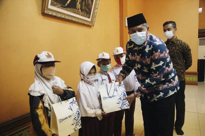 Bupati serahkan beasiswa pendidikan program dari Bank Rakyat Indonesia (BRI) Cabang Siak kepada 6 orang pelajar di Perumahan Komplek Abdi Praja. 