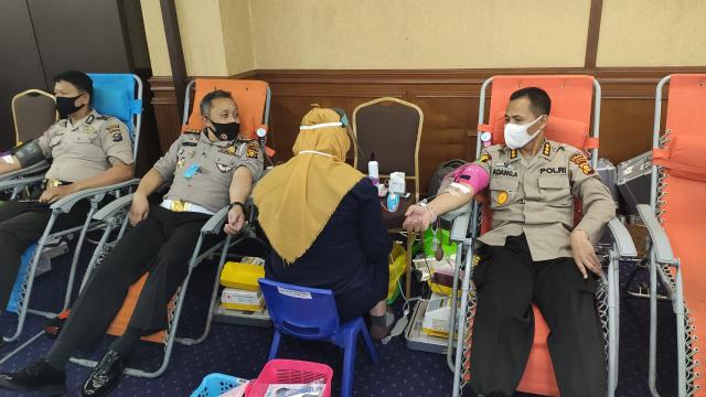 Dirlantas Polda Riau Kombes Pol Drs, Pringadhi Supardjan dan Kabidokkes Kombes Pol Adang Azhar, ikut andil mendonorkan darahnya.