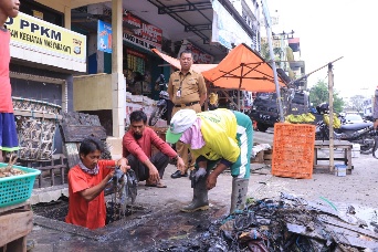 Pj Sekda Pekanbaru meninjau drainase di lingkungan Pasar Bawah (foto/Mat)