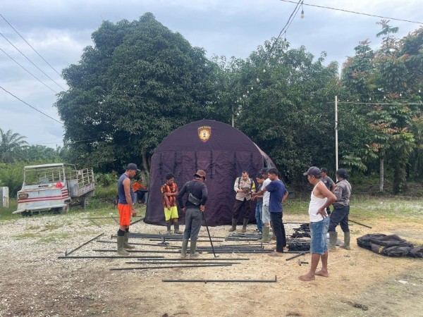Tenda pengungsian dibangun personel Polsek Siak Kecil di Desa Banjar Jaya (foto/ist)