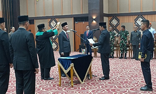 Pj Wlaikota Pekanbaru, Muflihun melantik Iwa Gemino sebagai Kepala Bappeda Pekanbaru.(foto: rahmat/halloriau.com)