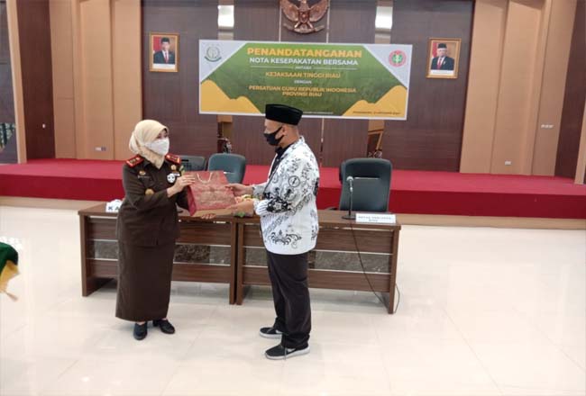 Penandatanganan MoU antara Kejati Riau dan PGRI Riau.