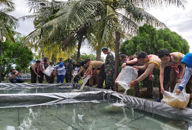 Komandan Lanal Dumai Kolonel Laut (P) Himawan, MMSMC pimpin tabur bibit ikan nila dalam rangka mensukseskan program ketahanan pangan.