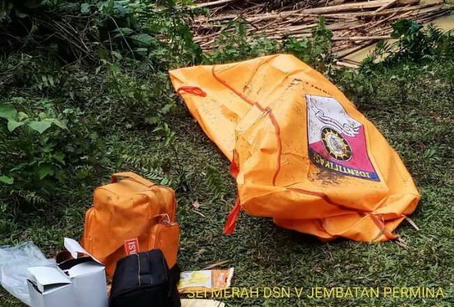 Sesosok mayat dievakuasi oleh tim dari Polresta Deli Serdang pada Rabu (19/8/2020) siang. Foto: Kompas