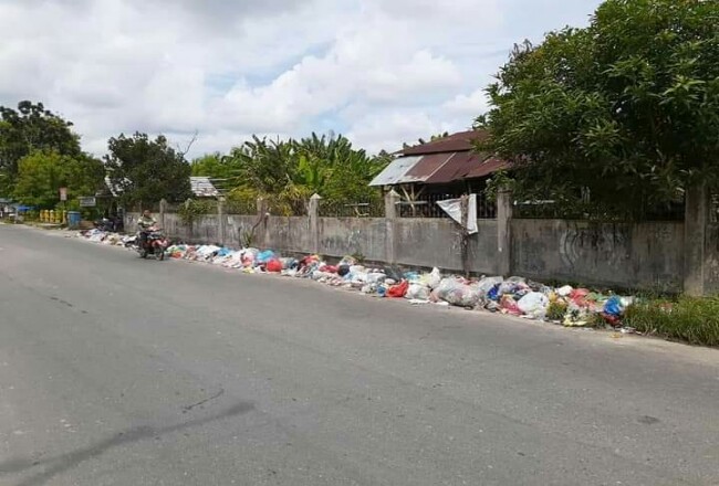 Tumpukan sampah di pinggir jalan Kota Pekanbaru.