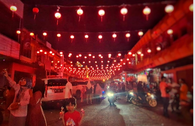 Jejeran lampion di Jalan Karet menjadi spot favorit warga Pekanbaru untuk berfoto (foto/Mg2)