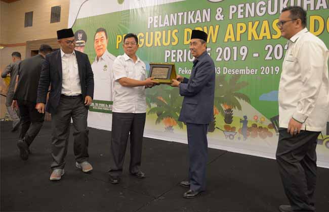   Ketua Umum DPP Apkasindo Gulat Manurung, Ketua DPW Apkasindo Riau Santha Buana, dan Gubernur Riau (Gubri) Syamsuar.