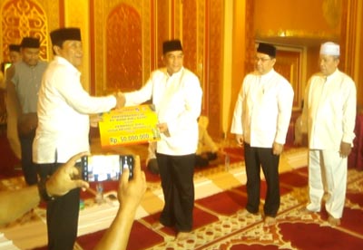   Wagubri, H Edi Natar Nst, serahkan bantuan kepada Bupati Rohul H Sukiman, saat menghadiri Safari Ramadhan tingkat Provinsi Riau, di Masjid Madani Islamic Center Rohul pekan lalu. (Adv)