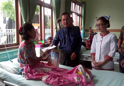 Sekretaris Daerah (Sekda) Kabupaten Rokan Hilir (Rohil) Drs Surya Arfan saat serahkan bantuan kepada para pasien kurang mampu 