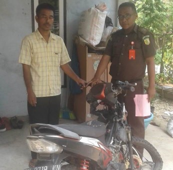 Petugas delivery barang bukti dari Kejari Kuansing serahkan sepeda motor yang sebelumnya menjadi barang bukti kepada warga Tanjung Pauh.