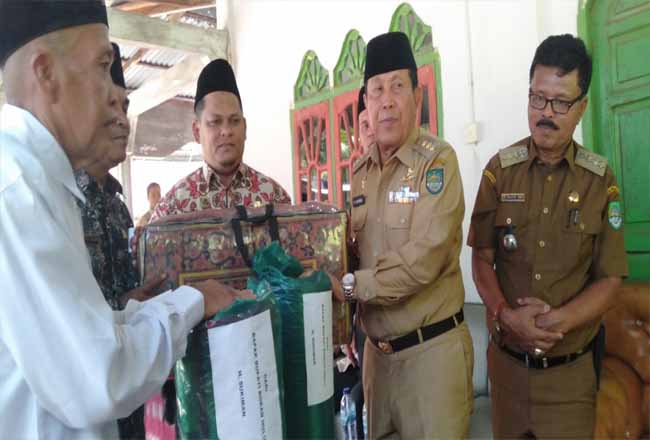 Bupati Sukiman serahkan bantuan karpet untuk masjid Nabawi, Kampung Pengungsian.
