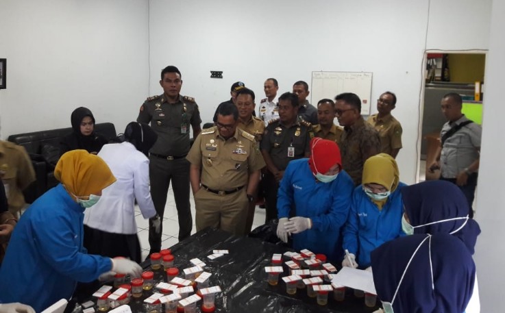 Badan Narkotika Nasional (BNN) Provinsi Riau, melakukan test uriene terhadap sejumlah pegawai Aparatur Sipil Negara (ASN) dan pejabat tingkat eselon III dan IV, yang bertugas di lingkungan Pemerintah Provinsi (Pemprov) Riau. 
