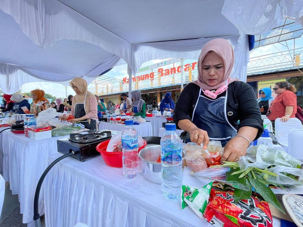 Masamo Desa Kreatif, kegiatan belajar memasak yang diadakan Kemenparekraf yang turut didukung PHR WK Rokan, di Kampung Bandar Pekanbaru.(foto: istimewa)