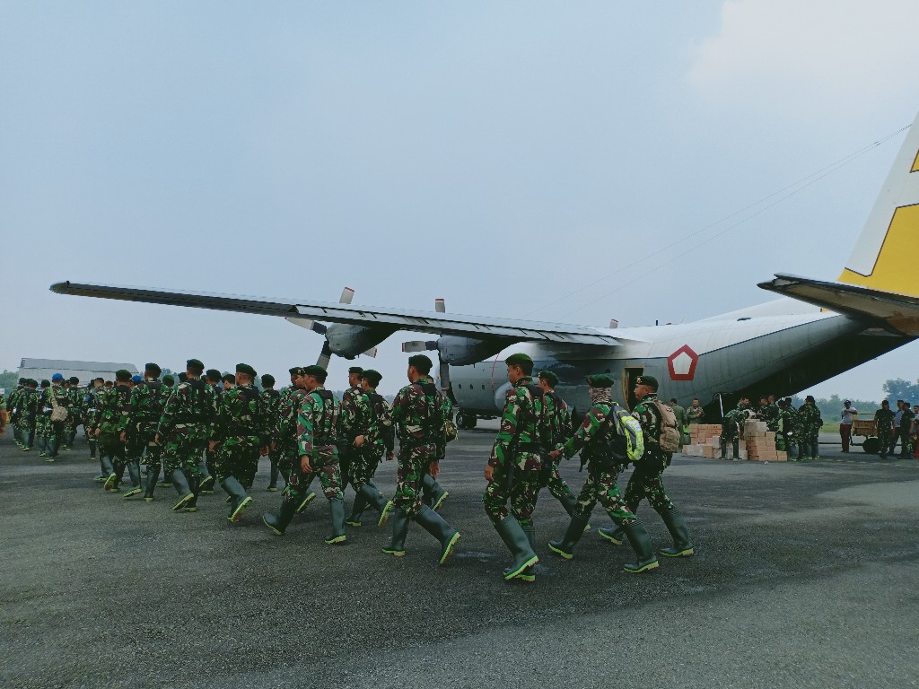 Barisan prajurit Kostrad BKO Karhutla untuk Pulau Rupat Kabupaten Bengkalis saat tiba di Dumai 
