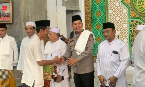 Kapolres Pelalawan, AKBP Suwinto dalam kegiatan Subuh Harmoni di Masjid Al-Hidayah Pangkalan Kerinci.(foto: andi/halloriau.com)
