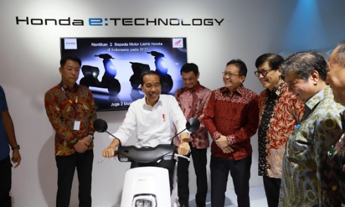 Presiden Jokowi mencoba motor listrik Honda EM1 e: ditemani jajaran direksi PT Astra Honda Motor pada gelaran IIMS 2023.(foto: istimewa)