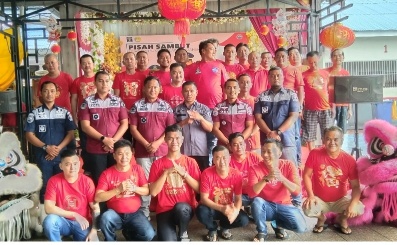 Kalapas Kelas IIA Bagansiapiapi, Wachid Wibowo merayakan Imlek 2574 Kongzili bersama warga Binaan (foto/Zal)