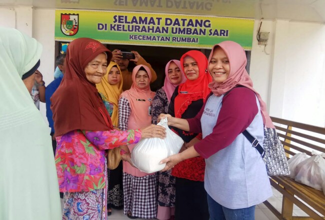 Ketua FJPI Riau saat menyerahkan sembako pada warga kurang mampu.
