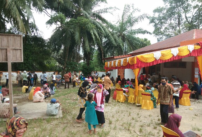 Warga empat kecamatan di Rohul, antre mengambil pencairan bantuan Bansos tunai di Kantor Pos Pasir Pangaraian. Di tahap pertama 3.033 KK empat kecamatan terima Banos tunai Rp600 per KK untuk bulan April 2020.