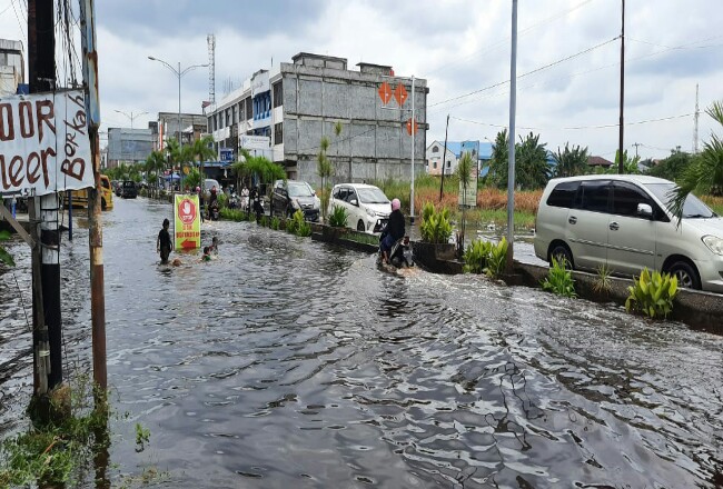Air pasang Rob genangi ruas Jalan Hasanuddin Kota Dumai, Minggu (20/9/2020).