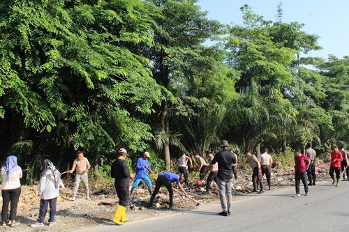 Polisi membersihkan sampah disejumlah titik di Pekanbaru (*)