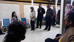 Dirut RSUD Arifin Achmad menemui keluarga pasien yang protes pelayanan (foto/ist)
